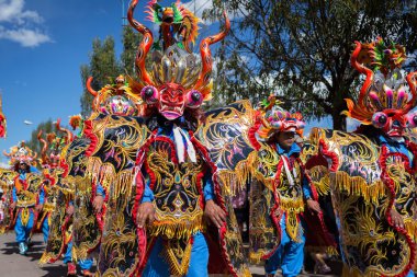Geçit töreni katılımcıların karnaval kostümleri, Cuzco, Peru