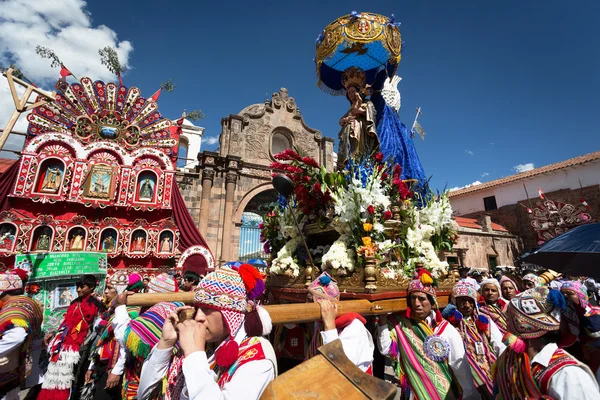 Onbekende mensen deelnemen de peetvader van de cursus op een religieuze feestdag in Cuzco, Peru — Stockfoto