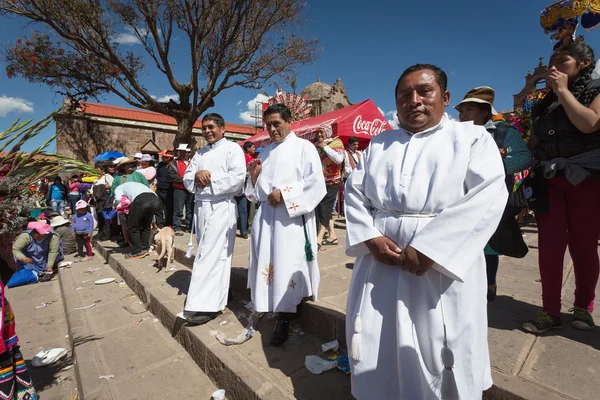 Unbekannte nehmen am Paten-Kurs an einem religiösen Feiertag in Cuzco, Peru teil — Stockfoto