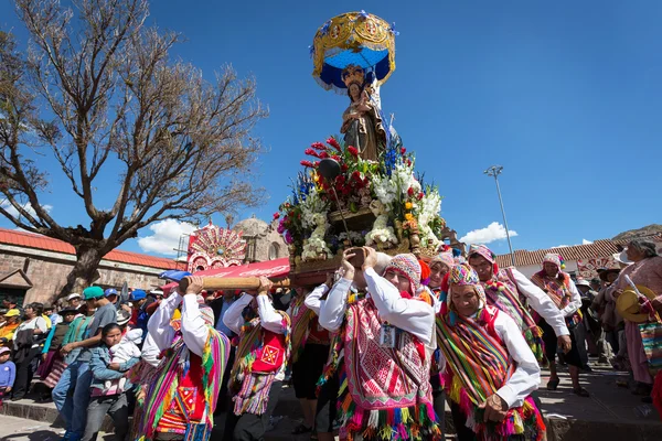 Personas desconocidas participan en el curso de Padrino en una fiesta religiosa en Cuzco, Perú —  Fotos de Stock