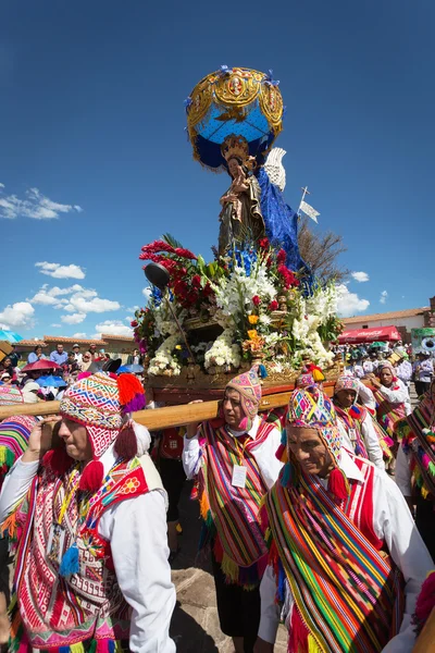 Onbekende mensen deelnemen de peetvader van de cursus op een religieuze feestdag in Cuzco, Peru — Stockfoto