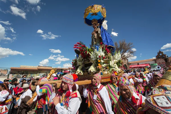 Onbekende mensen deelnemen de peetvader van de cursus op een religieuze feestdag in Cuzco, Peru — Stockfoto