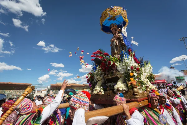 Unbekannte nehmen am Paten-Kurs an einem religiösen Feiertag in Cuzco, Peru teil — Stockfoto