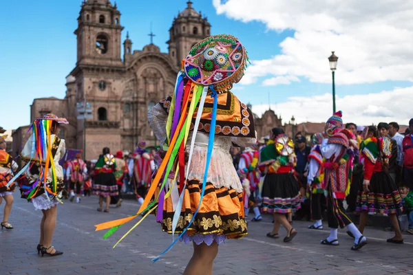 Participantes de desfile en disfraces de carnaval, Cuzco, Perú —  Fotos de Stock