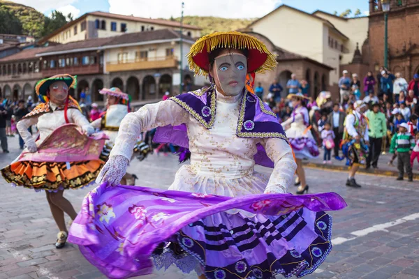 Účastníci průvodu v karnevalové kostýmy, Cuzco, Peru — Stock fotografie