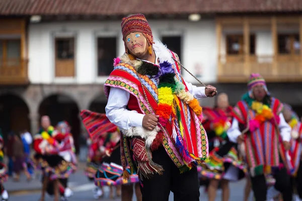 Participants of parade in carnival costumes, Cuzco, Peru — Stock Photo, Image