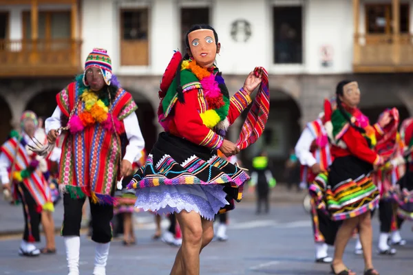 Participantes de desfile en disfraces de carnaval, Cuzco, Perú —  Fotos de Stock