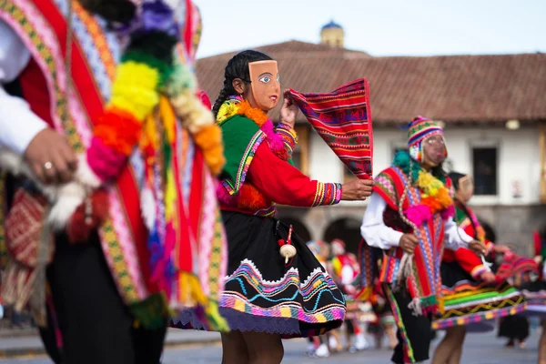 Deelnemers van parade in carnaval kostuums, Cuzco, Peru — Stockfoto