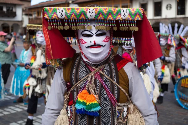 Deelnemers van parade in carnaval kostuums, Cuzco, Peru — Stockfoto