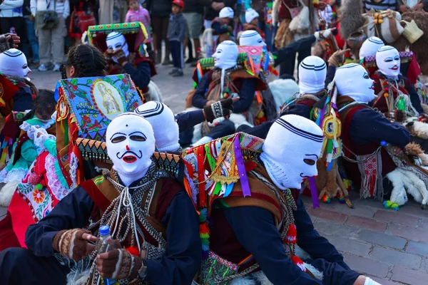 Participants of parade in carnival costumes, Cuzco, Peru — Stock Photo, Image