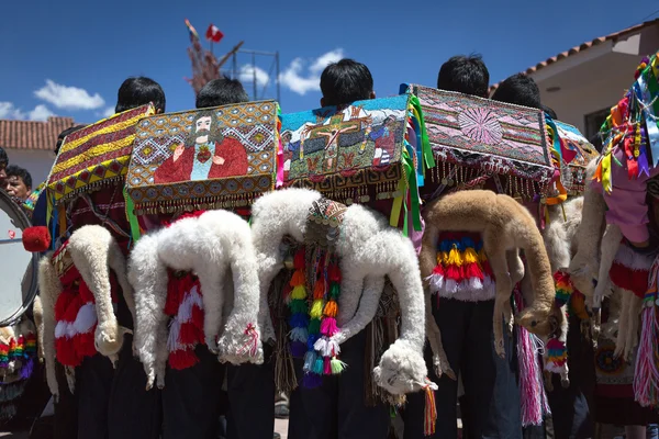 Participantes de desfile en disfraces de carnaval, Cuzco, Perú — Foto de Stock
