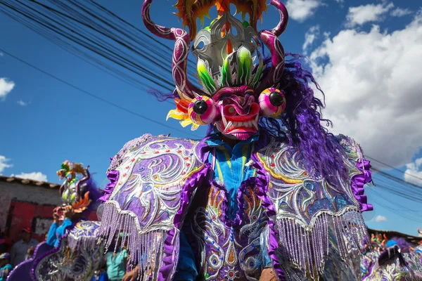 Participantes de desfile en disfraces de carnaval, Cuzco, Perú —  Fotos de Stock