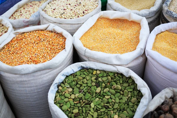 Bir çuval kuru Mısır Peru bir çiftçi pazarda