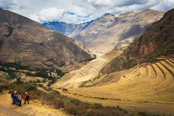 Perú, Pisac - Ruinas incas en el valle sagrado en el Perú An —  Fotos de Stock