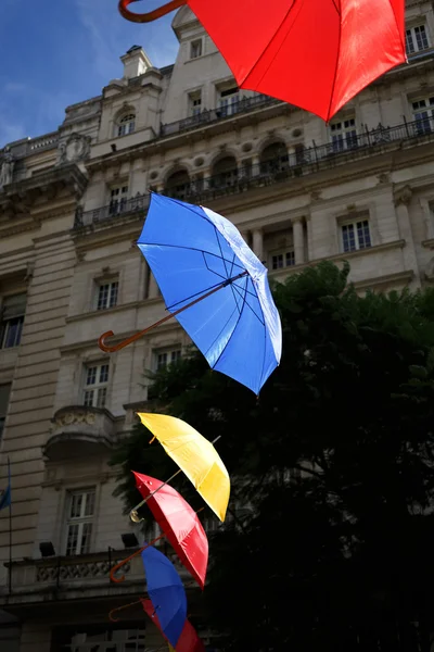 Wielokolorowe parasole przy ulicy Buenos Aires, Argentyna — Zdjęcie stockowe