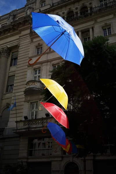 Vícebarevné deštníky na ulici v Buenos Aires, Argentina — Stock fotografie