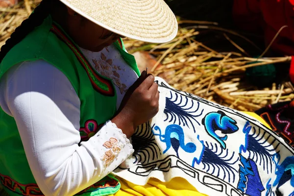 Kadınlar Adası Uros, Lago Titicaca, Puno geleneksel kıyafetler — Stok fotoğraf