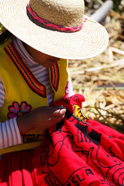 Kadınlar Adası Uros, Lago Titicaca, Puno geleneksel kıyafetler — Stok fotoğraf