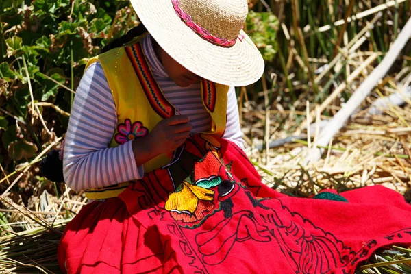 Kadınlar Adası Uros, Lago Titicaca, Puno geleneksel kıyafetler — Stok fotoğraf