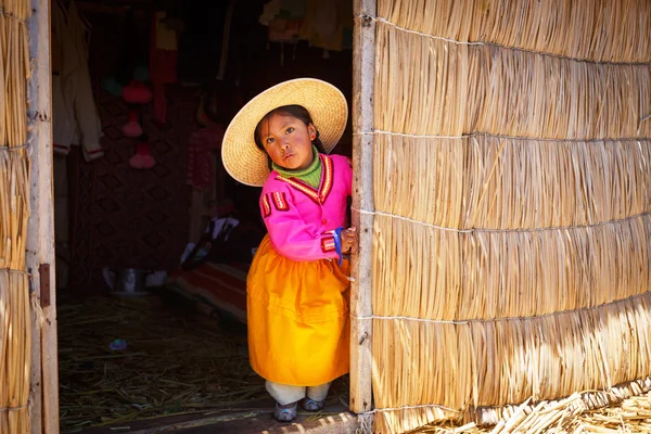 Lány a hagyományos ruhák a sziget Uros, Lago Titicaca, Puno, — Stock Fotó