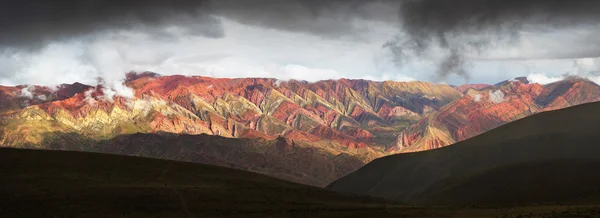 Hornocal, Гора четырнадцати цветов, Quebrada de Humahuaca, Нет — стоковое фото