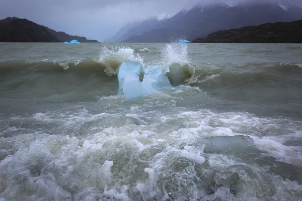 Szare jezioro, Park Narodowy Torres del Paine, Patagonia, Chile — Zdjęcie stockowe