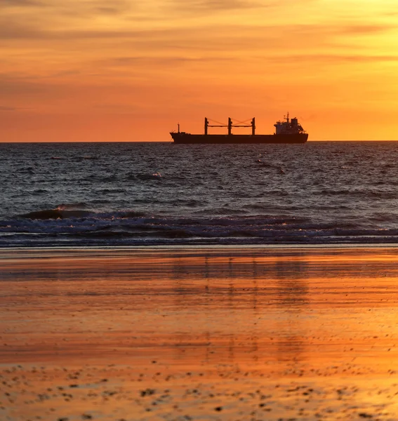 Navires de charge dans l'océan au coucher du soleil — Photo