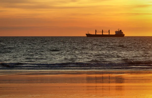 Frachtschiffe im Ozean bei Sonnenuntergang — Stockfoto