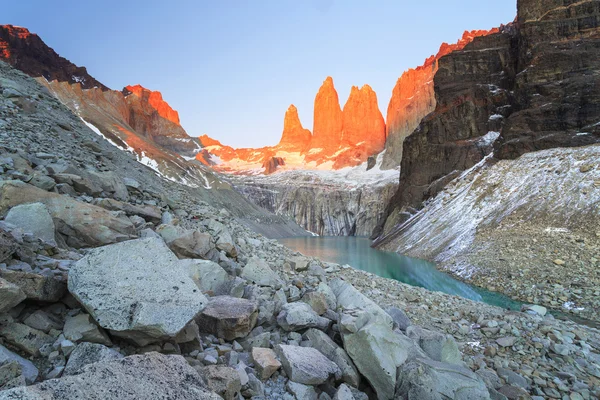 Torres al amanecer, Parque Nacional Torres del Paine, Patago — Foto de Stock