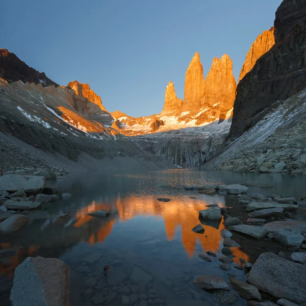 Torres al amanecer, Parque Nacional Torres del Paine, Patago — Foto de Stock