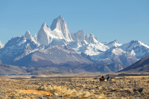 EL CHALTEN, MOUNT FITZ ROY, ARGENTINA - APRIL 16: Gaucho against — Stock Photo, Image