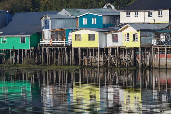 Domy na palach (palafitos) w Castro, wyspa Chiloe, Patagonia — Zdjęcie stockowe