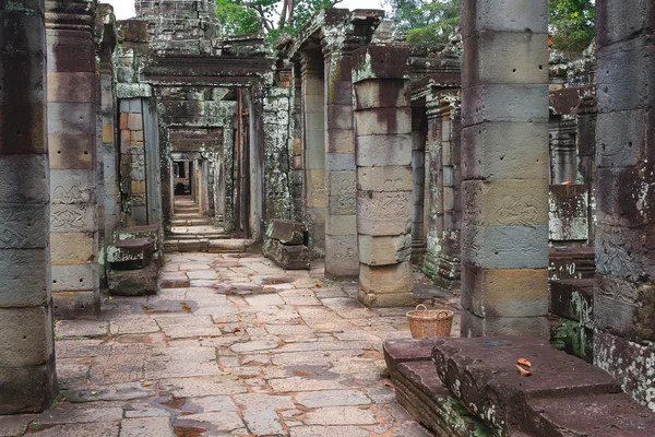 Stone murals and sculptures in Angkor wat, Cambodia — Stock Photo, Image