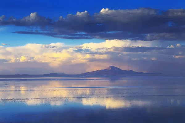 Salar de Uyuni is largest salt flat in the World, Altiplano, Bol — Stock Photo, Image
