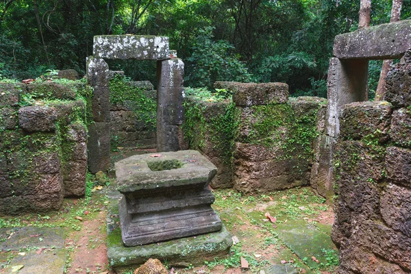 Murales y esculturas de piedra en Angkor wat, Camboya — Foto de Stock