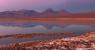 Tebenqueche lagün, Licancabur yanardağ, Atacama Çölü, Şili