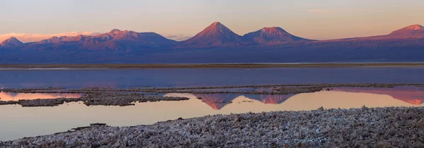 Tebenqueche ラグーン、Licancabur 火山、アタカマ砂漠、チリ — ストック写真