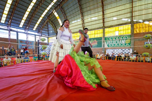 拉巴斯，玻利维亚-Sep 13: Cholita 摔跤是一个旅游节目 — 图库照片