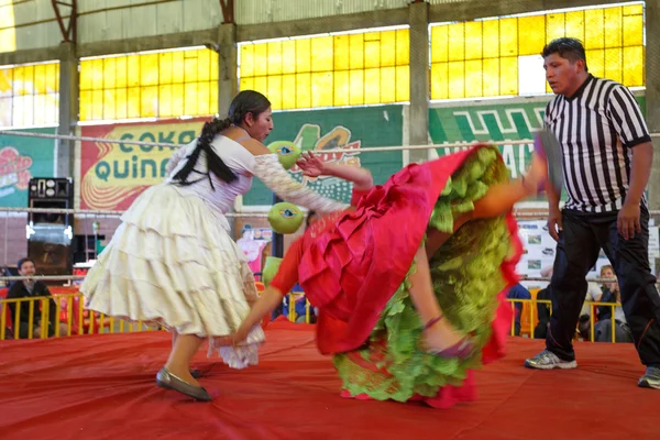 LA PAZ, BOLIVIA - SEP 13LA PAZ, BOLIVIA - SEP 13: Cholita wrestling is a touristic show — Stock Photo, Image