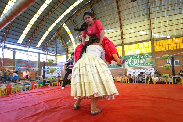 玻利维亚拉巴斯-Sep 13la 巴斯，玻利维亚-Sep 13: Cholita 摔跤是一个旅游节目 — 图库照片