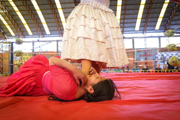 LA PAZ, BOLIVIA - SEP 13LA PAZ, BOLIVIA - SEP 13: La lucha libre Cholita es un espectáculo turístico —  Fotos de Stock