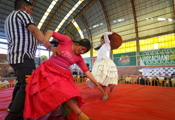 LA PAZ, BOLIVIA - SEP 13LA PAZ, BOLIVIA - SEP 13: Cholita wrestling is a touristic show — Stock Photo, Image