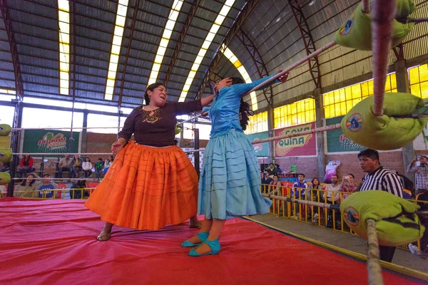 LA PAZ, BOLIVIA - SEP 13LA PAZ, BOLIVIA - SEP 13: Cholita wrestling is a touristic show — Stock Photo, Image