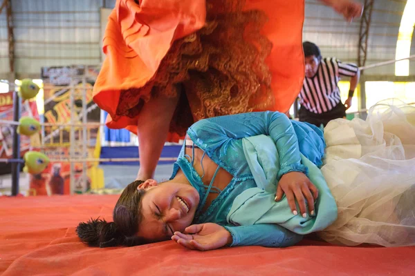 玻利维亚拉巴斯-Sep 13la 巴斯，玻利维亚-Sep 13: Cholita 摔跤是一个旅游节目 — 图库照片