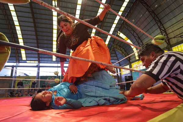 LA PAZ, BOLIVIA - SEP 13LA PAZ, BOLIVIA - SEP 13: Cholita wrestling is a touristic show — Stock Photo, Image