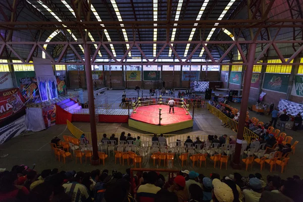 LA PAZ, BOLIVIA - SEP 13LA PAZ, BOLIVIA - SEP 13: Cholita wrestling is a touristic show — Stock Photo, Image