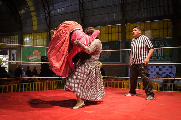 LA PAZ, BOLIVIA - SEP 13LA PAZ, BOLIVIA - SEP 13: Cholita wrestling is a touristic show — Stock Photo, Image