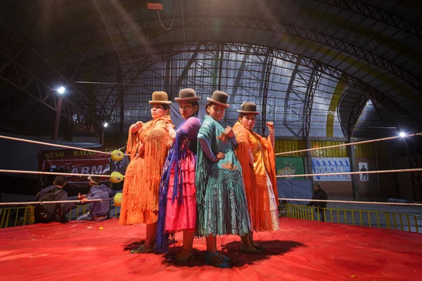 LA PAZ, BOLIVIA - SEP 13: Cholita wrestling is a touristic show — Stock Photo, Image