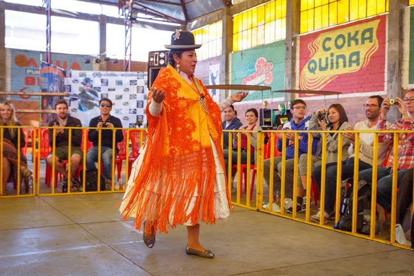 LA PAZ, BOLIVIA - SEP 13LA PAZ, BOLIVIA - SEP 13: Cholita wrestling is a touristic show — Stock Photo, Image