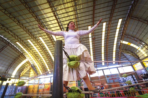 LA PAZ, BOLIVIA - SEP 13: Cholita wrestling is a touristic show — Stock Photo, Image